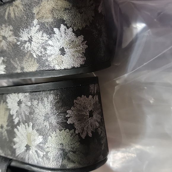 New Free People Follow Your Own Path Sandal in Daisy Print Leather Platform - Picture 7 of 9